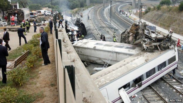 Rescue workers pull victims from train crash near Santiago de Compostela on 24 July 2013