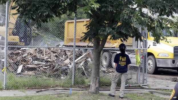 Ariel Castro 'hell' house demolished in Cleveland - BBC News