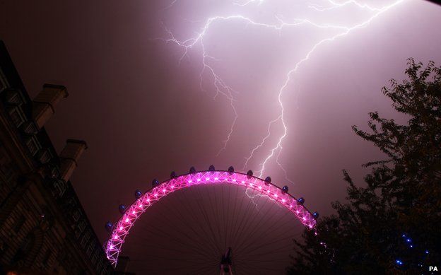 London Eye struck by lightning, July 2013