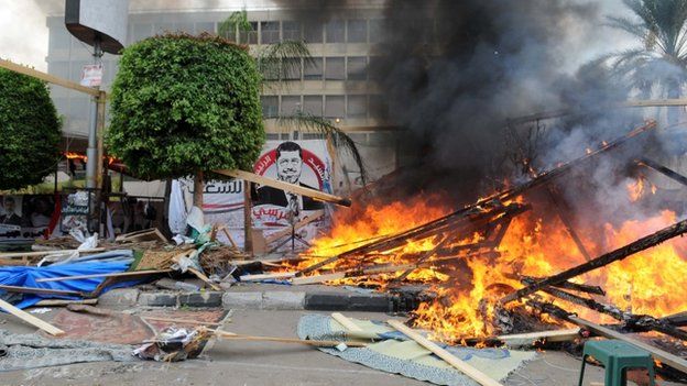 Security forces break up sit-in at Nahda Square
