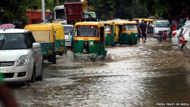 Indian media: Traffic chaos after rains - BBC News