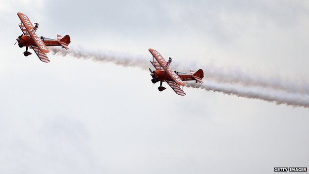 Wing-walking schoolgirls fly over Gloucestershire for record - BBC News