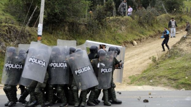 Colombian farmers protest against government's 'broken promises' - BBC News