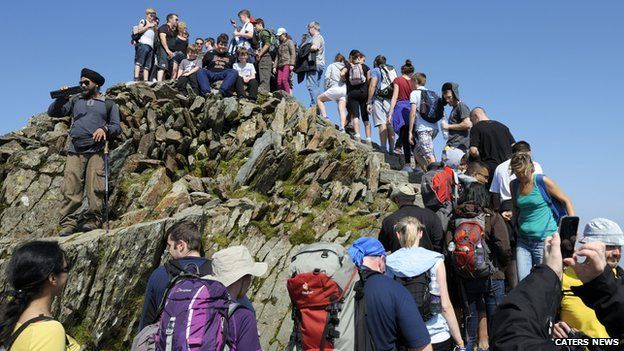 Walkers form queue at Snowdon's peak