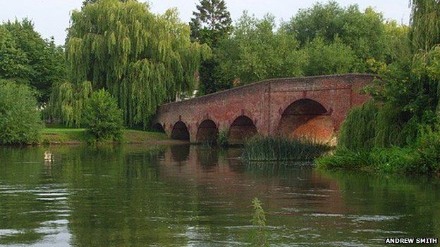 Sonning Bridge without the letterbox