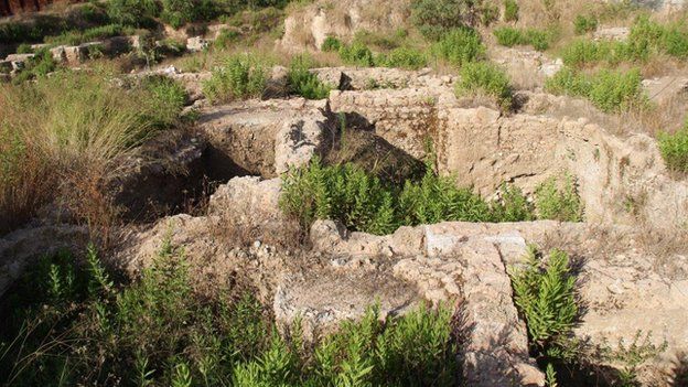 Activists fight to preserve Beirut's Roman heritage - BBC News