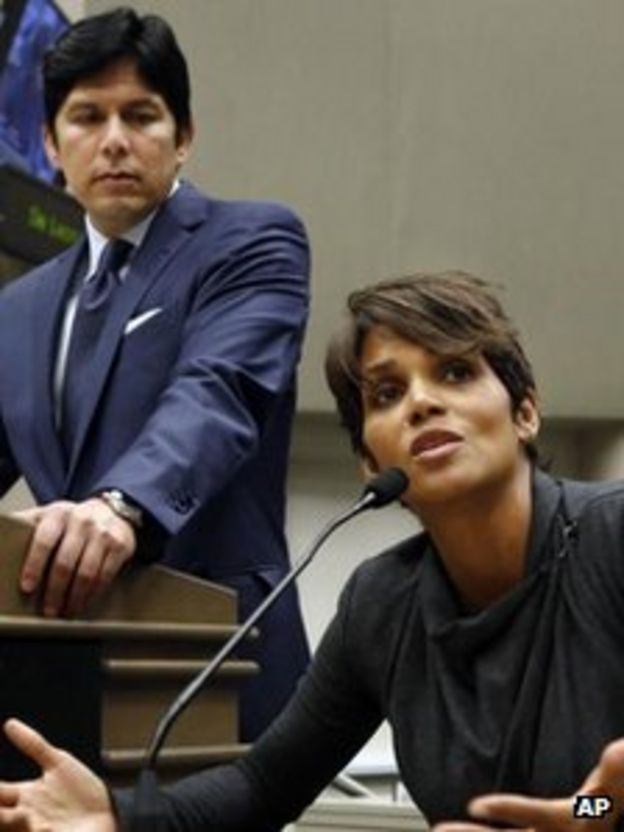 Halle Berry backed antipaparazzi bill law BBC News