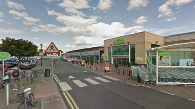 Cowes: Aldi puts up Welsh sign in English store - BBC News