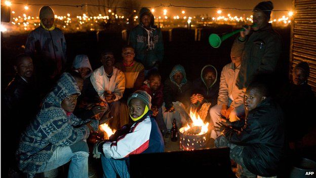Residents at an informal settlement in Johannesburg watch television (16 June 2010)