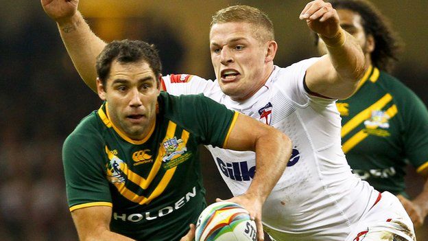 Cameron Smith tries to get away from England's George Burgess