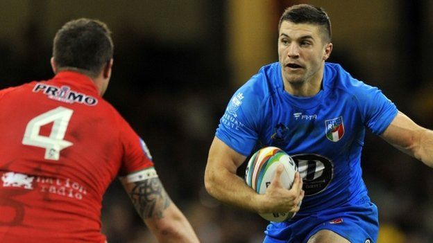 Italy's James Tedesco runs at the Wales defence