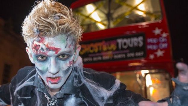30,000 attend Derry Halloween spectacular - BBC News