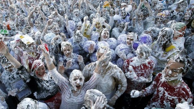 In pictures: Raisin Monday foam flies at St Andrews University - BBC News