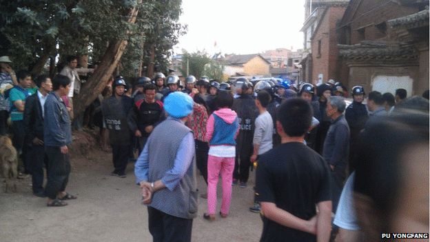 Police marching into Guangji village in Jincheng Township