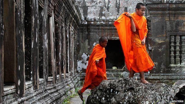 Buddhist monks at the Preah Vihear temple on the Thai-Cambodian border (10 November 2013)