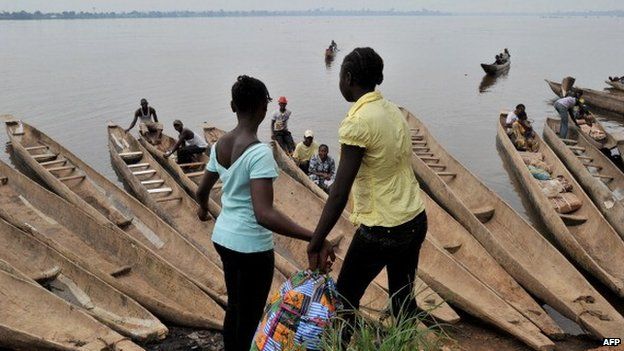 People prepare to cross by boat the Oubangui river to reach Congolese city Zongo on 10 October 2013 in Bangui, CAR