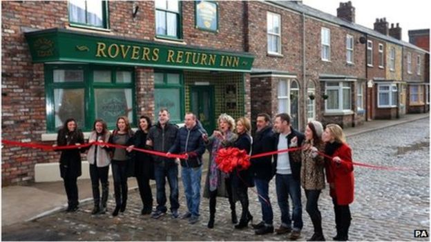 Coronation Street's New Set Unveiled - BBC News