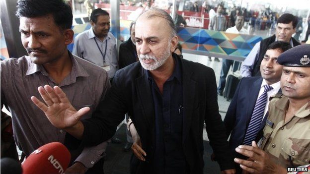 Тарун Теджпал, 50-летний основатель и главный редактор ведущего индийского журнала расследований Tehelka, беседует с журналистами по прибытии в аэропорт по пути в Гоа, Нью-Дели, 29 ноября 2013 г.