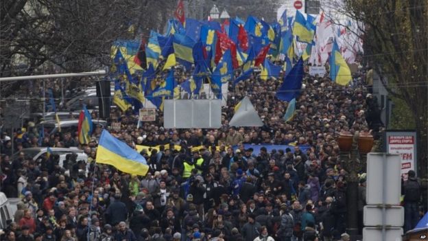 In pictures: Ukrainians march - BBC News