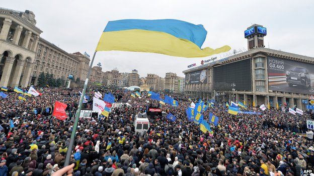 Crowd in central Kiev, 1 Dec 13