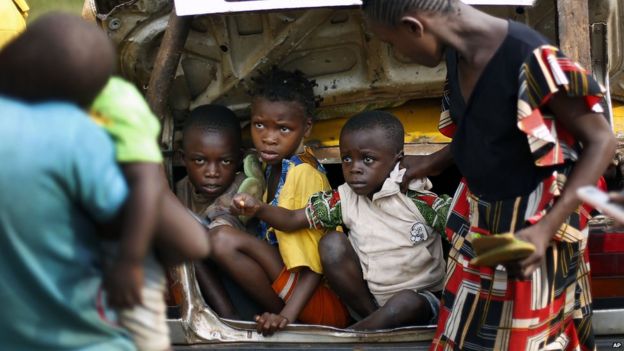 In pictures: 'Loyalists' attack CAR capital Bangui - BBC News