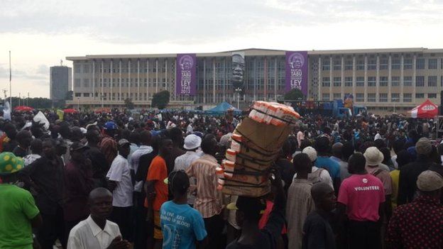 Crowds outside parliament in Kinshasa for Tabu Ley's memorial service