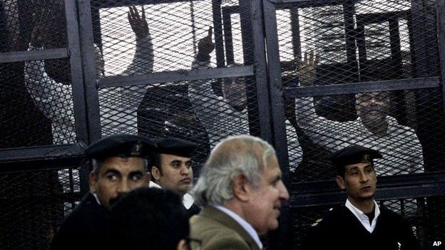 Muslim Brotherhood leaders in the dock at a courtroom in Cairo (11 December 2013)