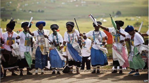 Xhosa women in traditional dress wait for the coffin to pass in Qunu (14 Dec 2013)