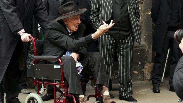Ronnie Biggs at funeral of Bruce Reynolds