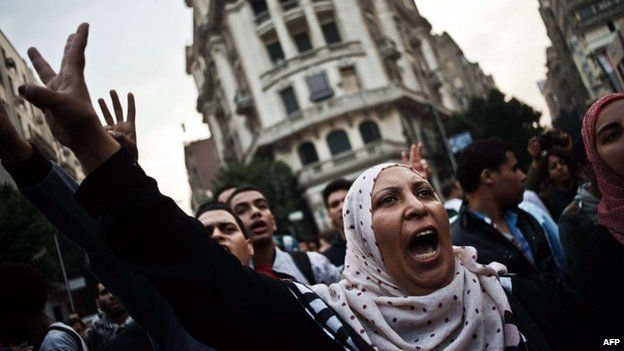 Activists chant slogans against the military in Cairo (27 November 2013)