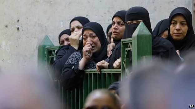 Women at the funeral of a man killed in clashes in Cairo (21 Nov 2013)