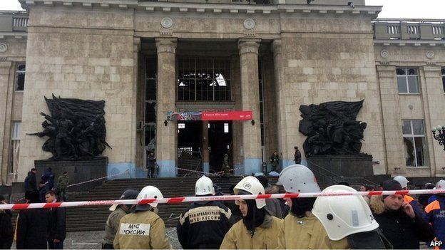 Rescue workers outside bomb-hit Volgograd-1 train station, Russia, 29 December 2013