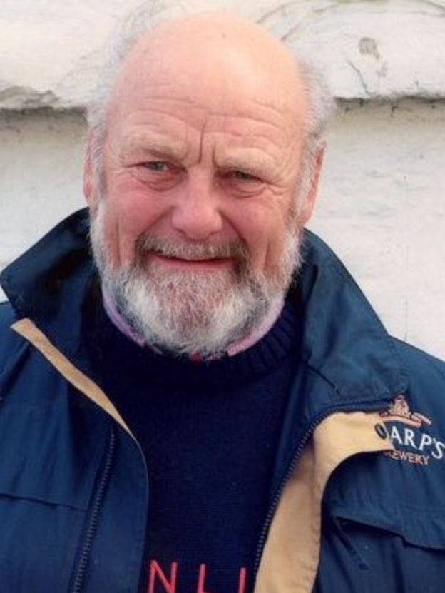 Lifeboat fundraiser Robert Bulgin is honoured - BBC News