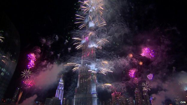 Fireworks in Dubai light up the Burj Khalifa (1 Jan 2014)