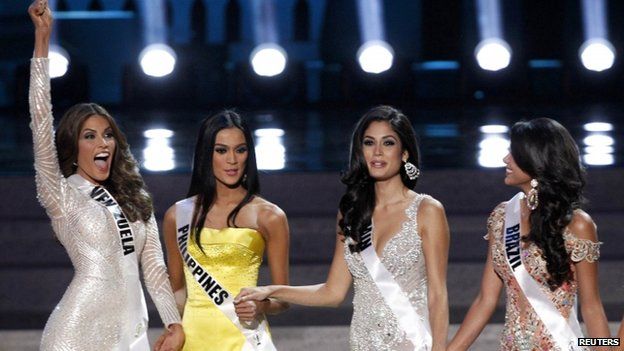Miss Venezuela Gabriela Isler (L) reacts during the Miss Universe 2013 pageant at the Crocus City Hall in Moscow, 9 November 2013. Also pictured are (2nd L-R) Miss Philippines Ariella Arida, Miss Spain Patricia Yurena Rodriguez and Miss Brazil Jakelyne Oliveira.