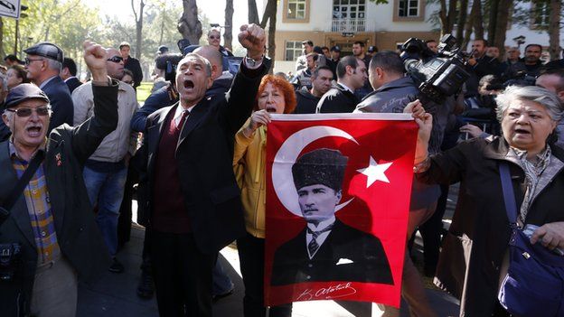 Relatives of detained military officers protest outside Ankara courthouse, 9 Oct 13