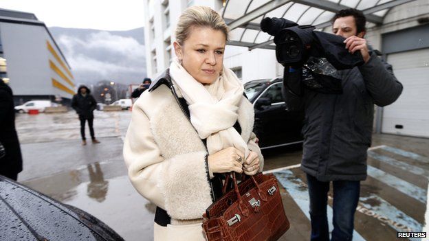 Corinna Schumacher arriving at hospital (3 Jan 2014)