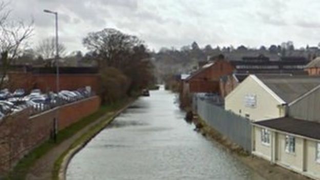 Oxford Canal boat: Man and dog found dead - BBC News