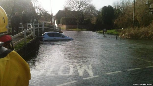 UK Storm In Pictures: Giant Waves And Floods - BBC News