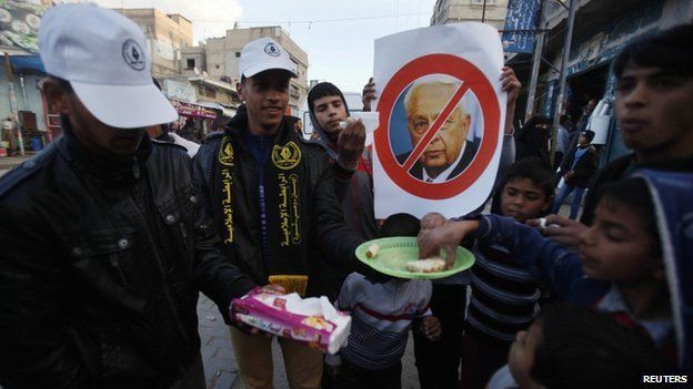 Palestinians handing out sweets in Khan Younis in Gaza (11 Jan 2014)