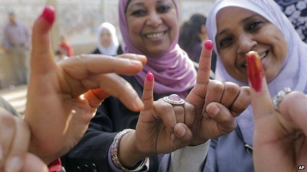 Voters show off ballot ink in Cairo, 14 Jan