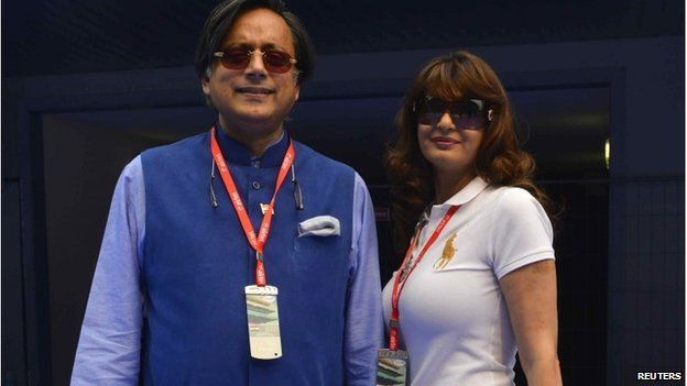Сунанда Пусхар Тхарур (справа) и Шаши Тхарур на Гран-при Индии F1 в Дели, 27 октября 2013 г.