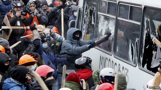 Pro-European protesters attack a police van during a rally near government administration buildings in Kiev 19/01/2014