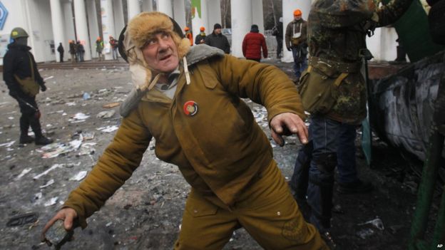 In Pictures: Ukraine protesters clash with police in Kiev - BBC News