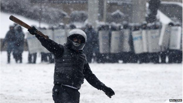 Protester in front of police lines in Kiev (22 Jan 2014)