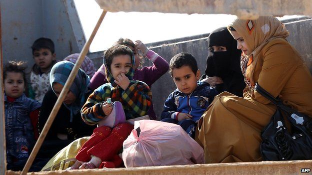Women and children fleeing fighting in Anbar province (6 Jan)