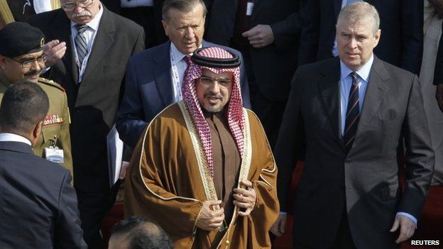 Bahrain's Crown Prince Salman bin Hamad bin Isa Al Khalifa shows the UK's Prince Andrew round the Bahrain International Airshow (16 January 2014)
