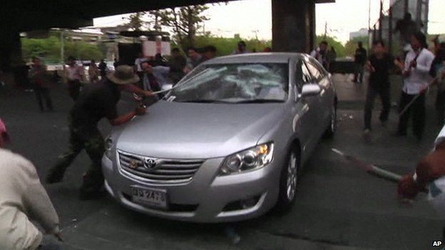 Protesters in Bangkok attack a car (1 February 2014)