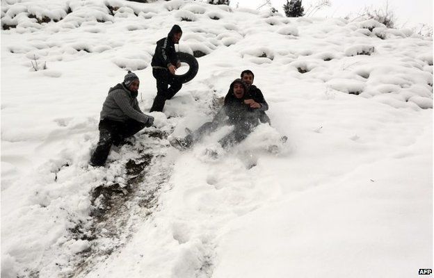 Iranian youths play in snow north of Tehran (3 Feb 2014)