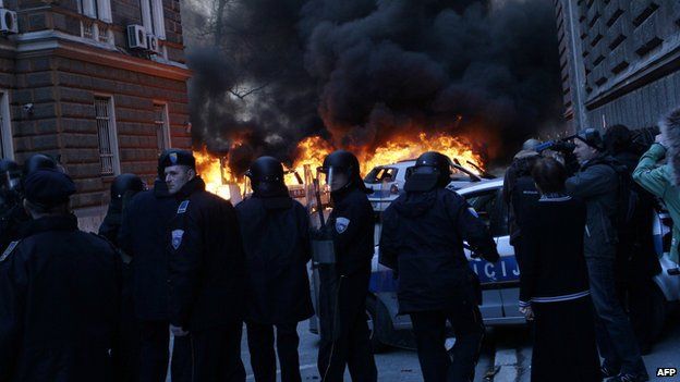 Bosnian policemen try to hold off protestors in their attempt to storm of local government building in the Bosnian capital Sarajevo (7 February 2014)